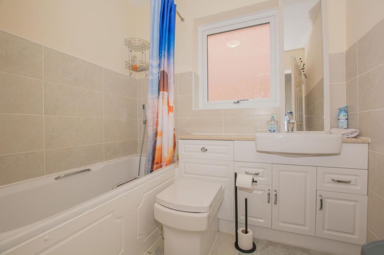 Holiday home Modern 4 Bedroom Detached House In *